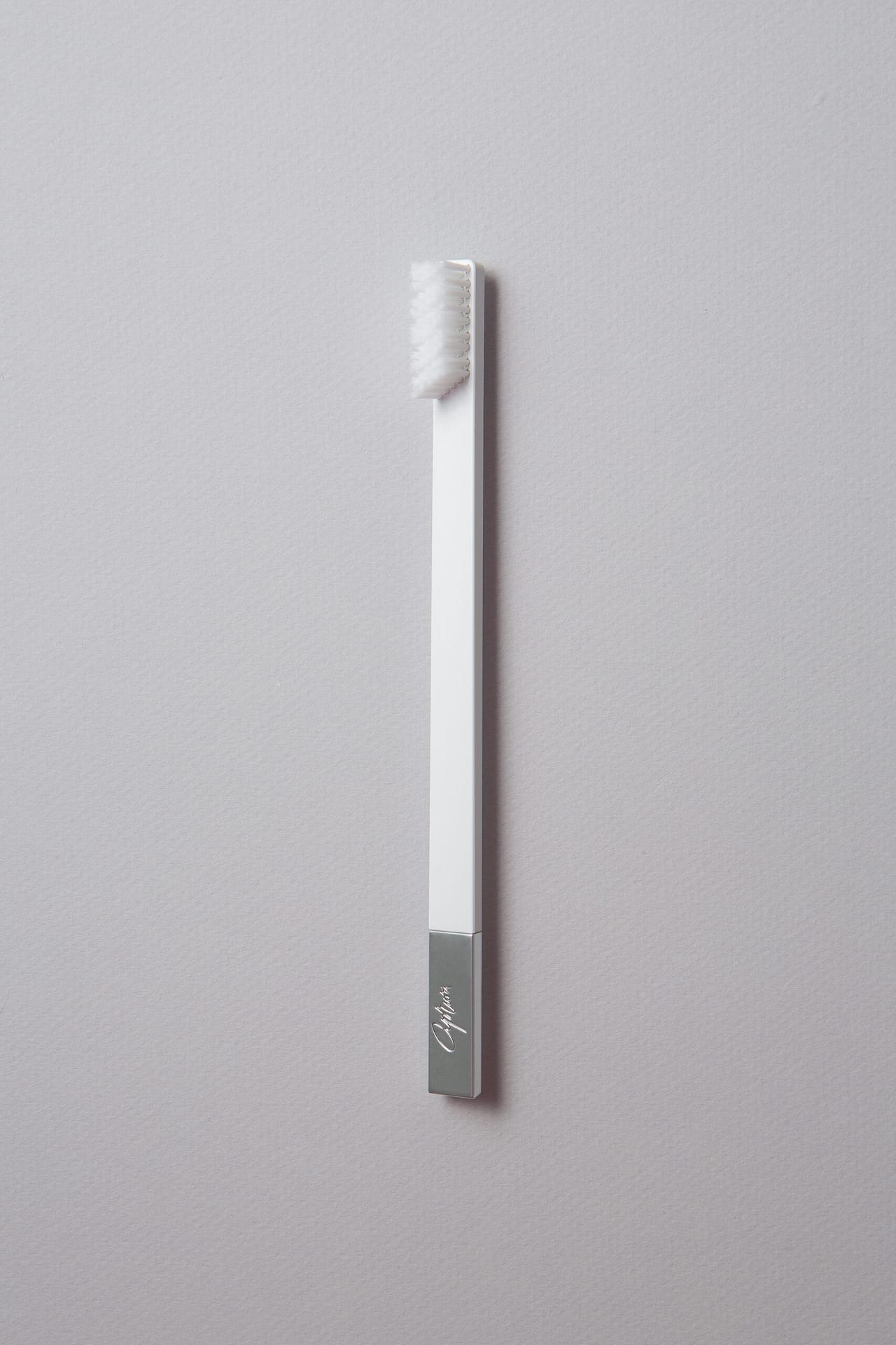 slim_white_silver_toothbrush_2a