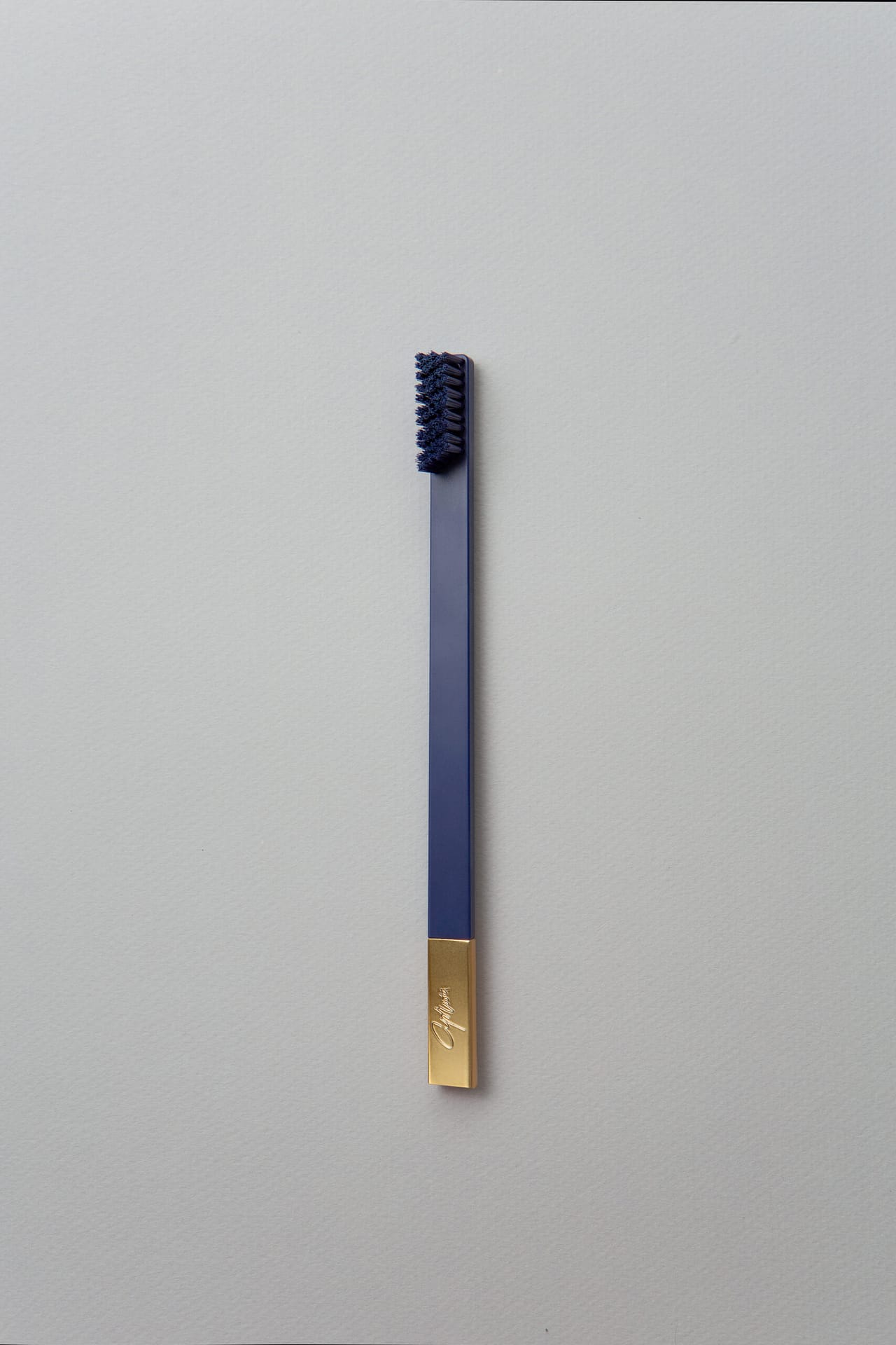 slim_sapphire_gold_toothbrush_2a