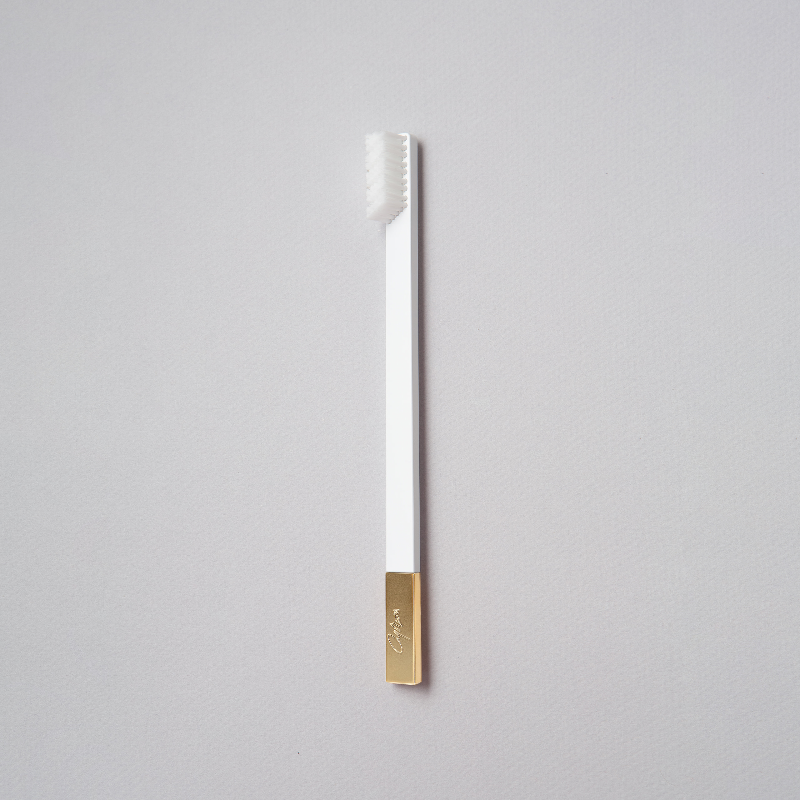 slim-by-apriori-white-gold-toothbrush-1