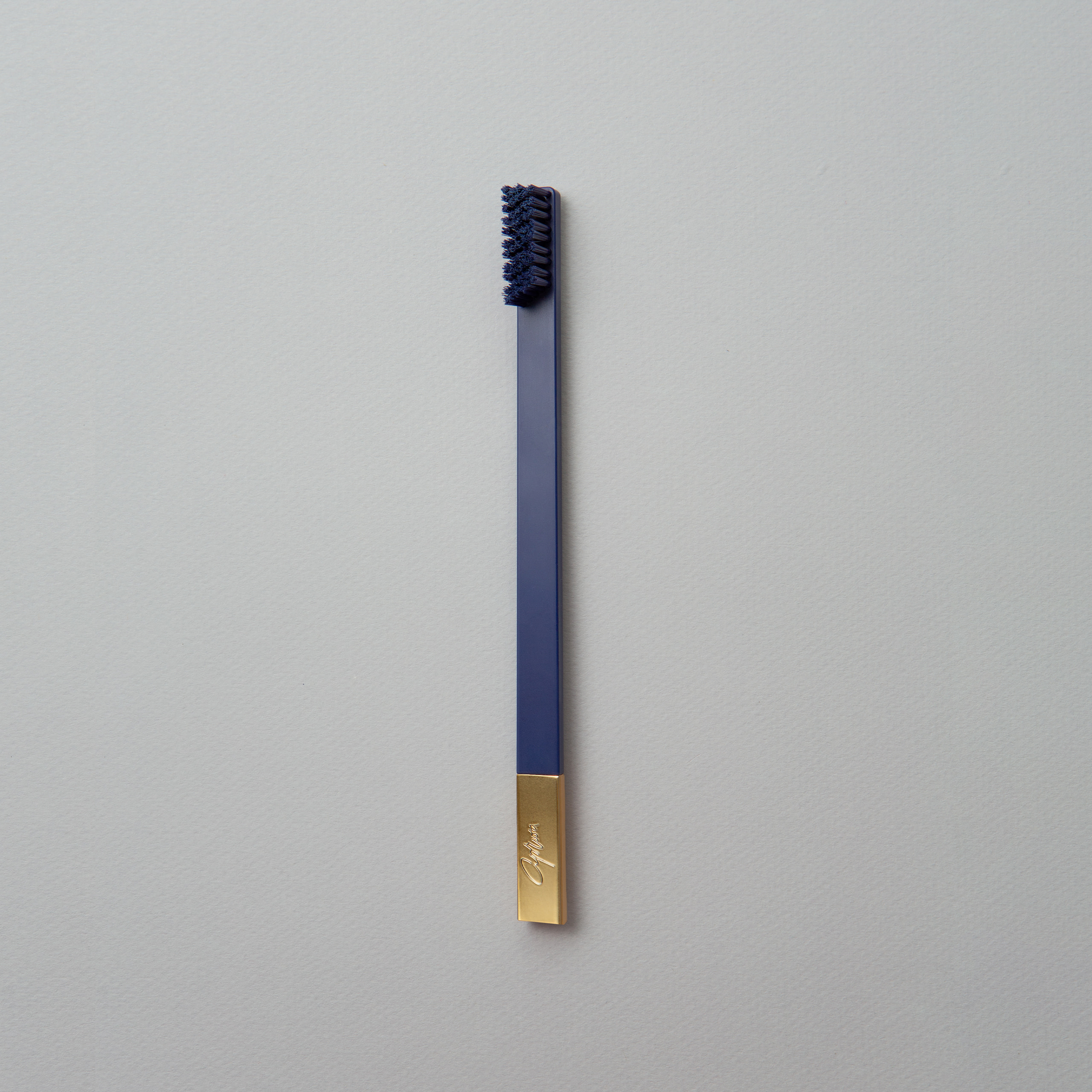 slim-by-apriori-sapphire-blue-gold-toothbrush-1