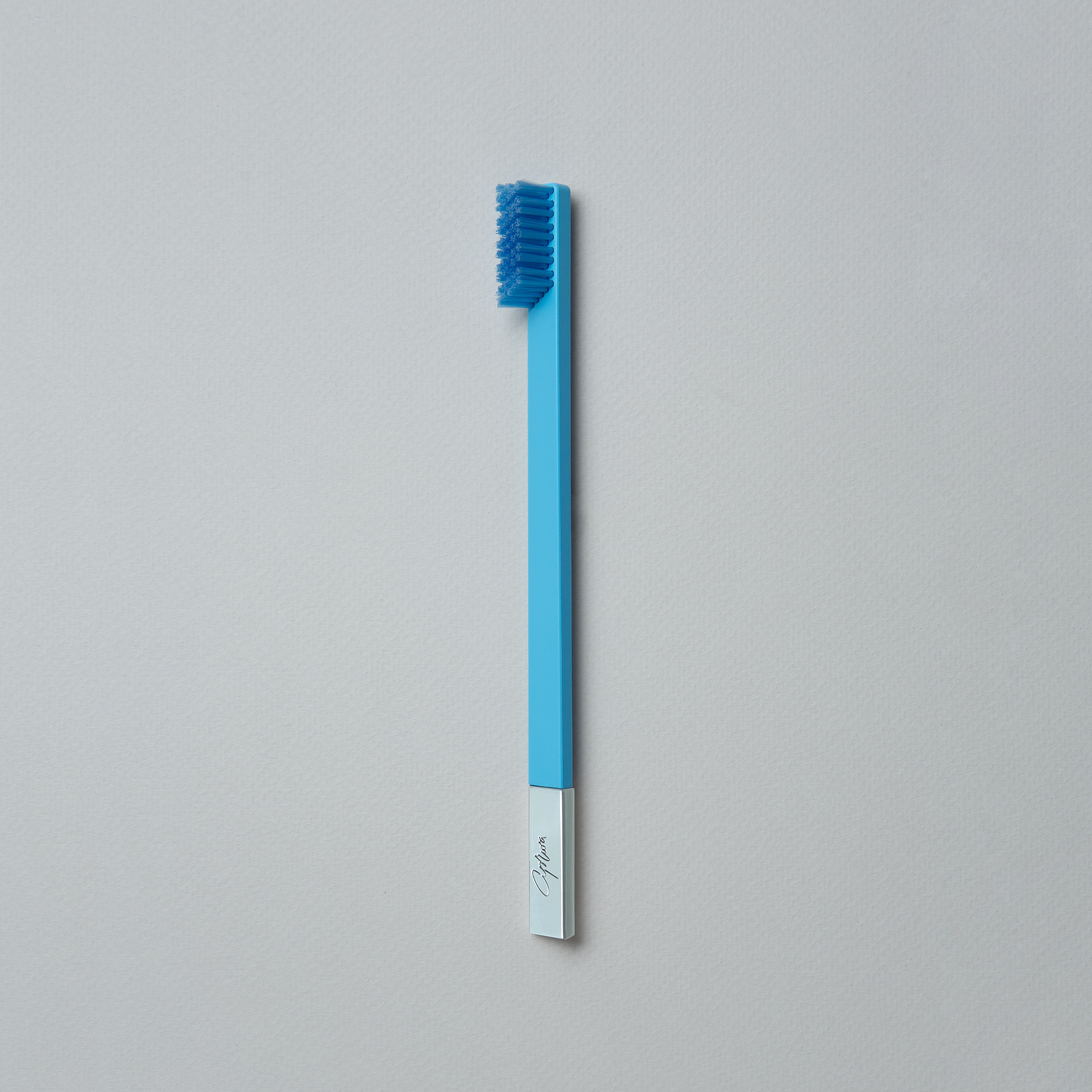 slim-by-apriori-peaceful-sky-silver-toothbrush-02