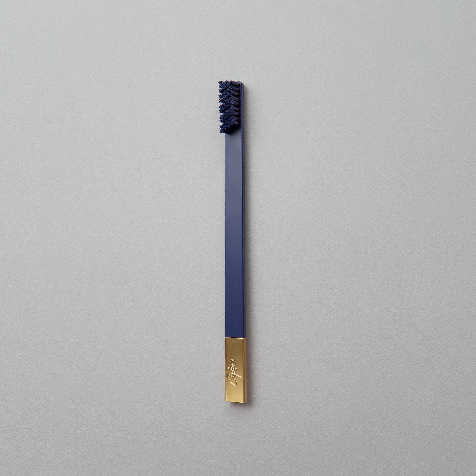 slim-by-apriori-sapphire-blue-gold-toothbrush-1