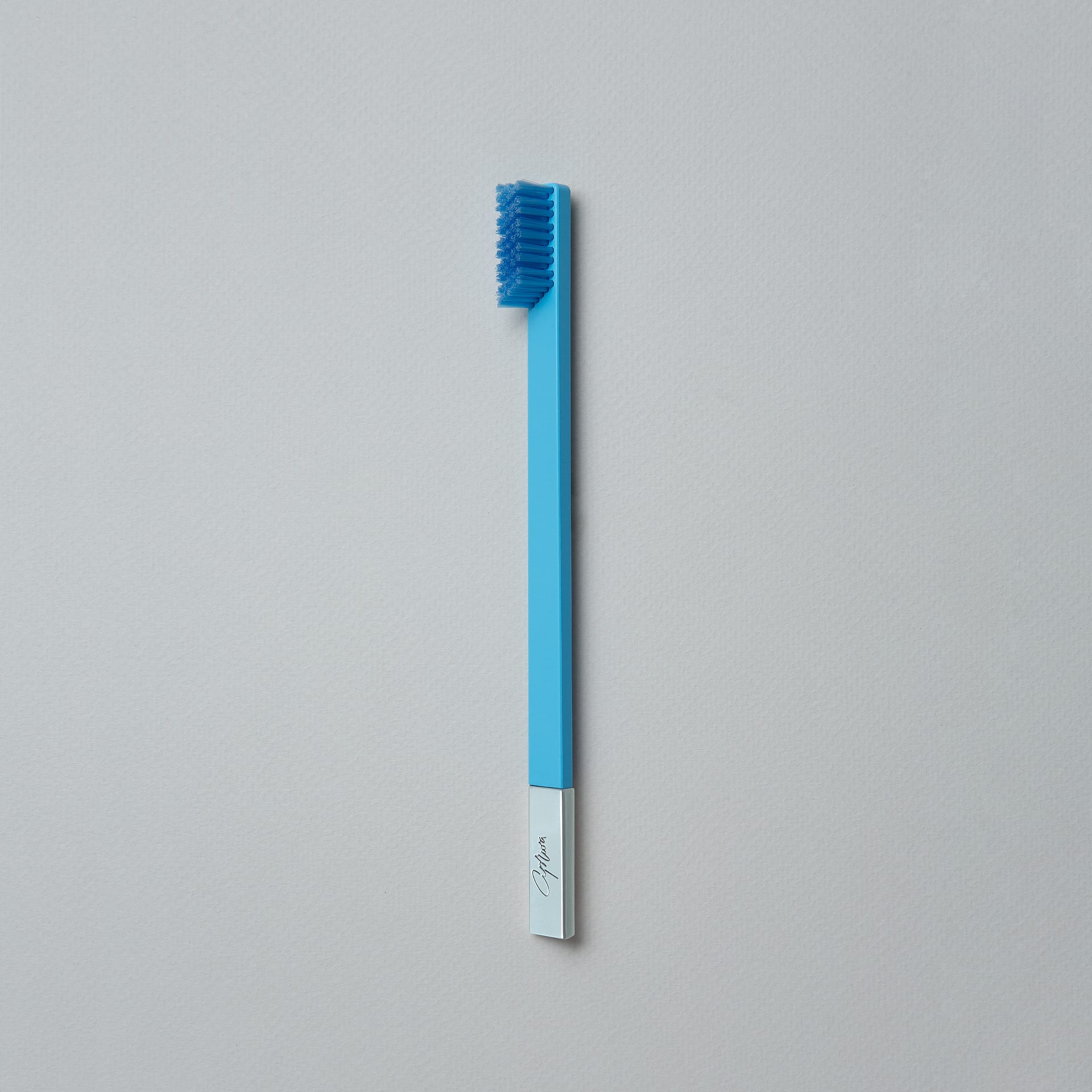 slim-by-apriori-peaceful-sky-silver-toothbrush-02