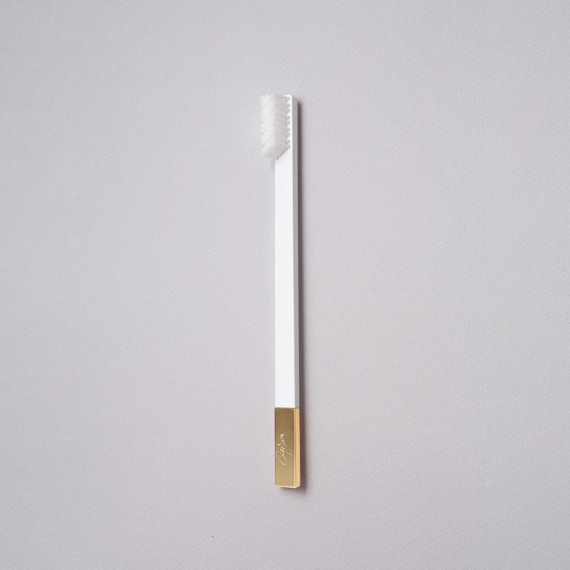 slim-by-apriori-white-gold-toothbrush-1