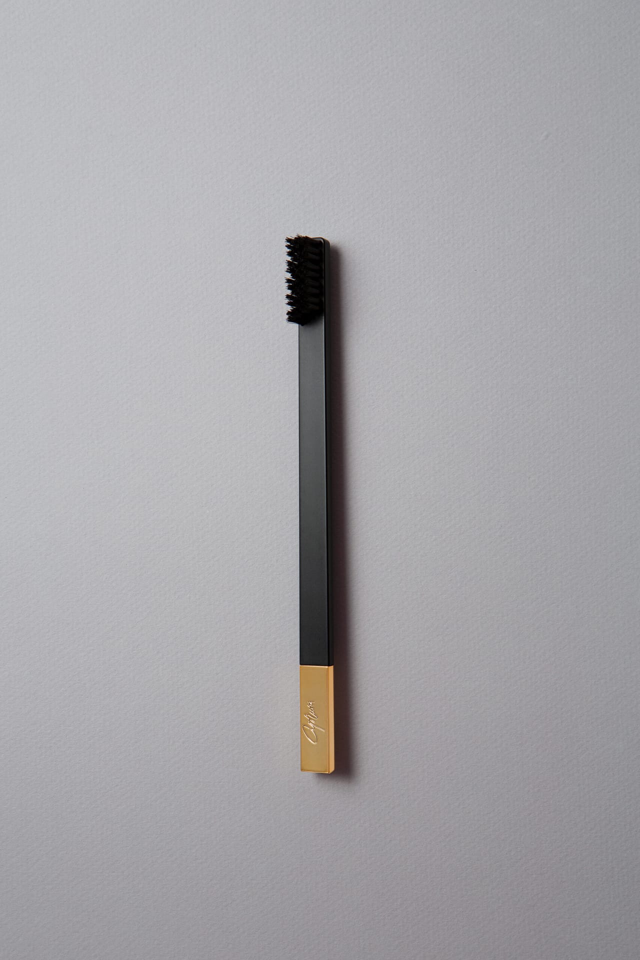 slim_black_gold_toothbrush_2a